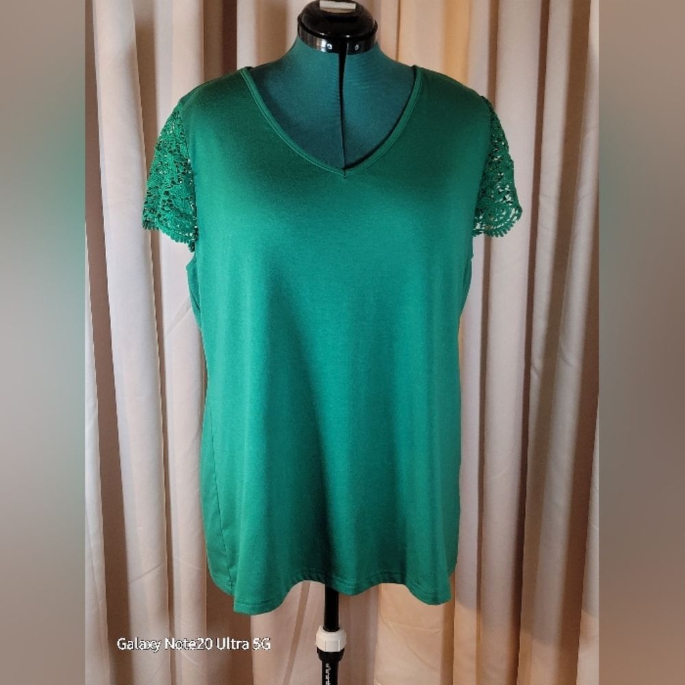 0892. NWOTs ~ Sampeel ~ Grass Green w/ Green Lace Cap Sleeves ~ V~ Neck